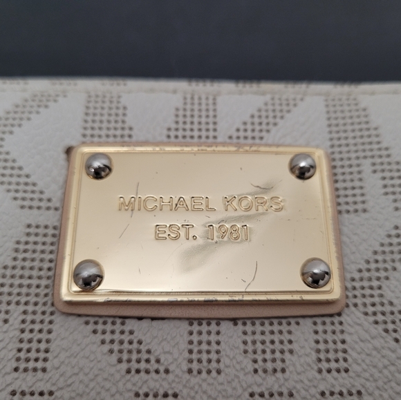 Micheal Kors full size wallet - Picture 2 of 5